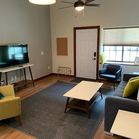 Stylish Ground Level Apartment Close To Everything ラピッドシティ エクステリア 写真