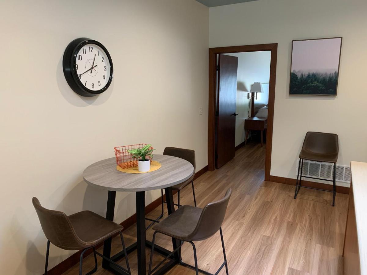 Stylish Ground Level Apartment Close To Everything ラピッドシティ エクステリア 写真