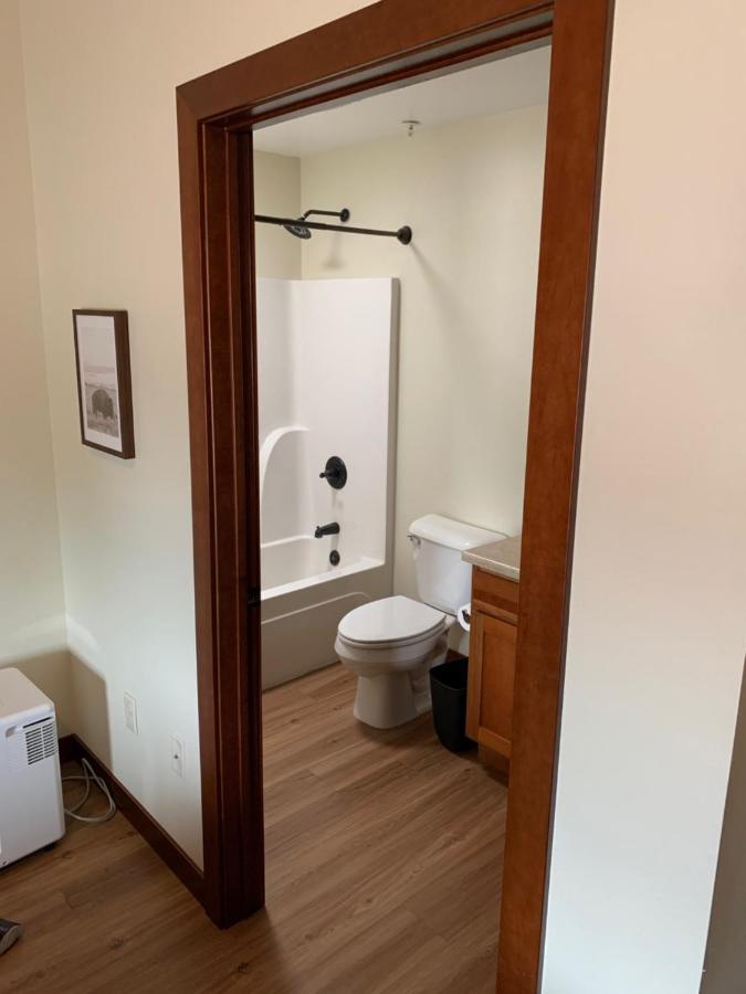 Stylish Ground Level Apartment Close To Everything ラピッドシティ エクステリア 写真